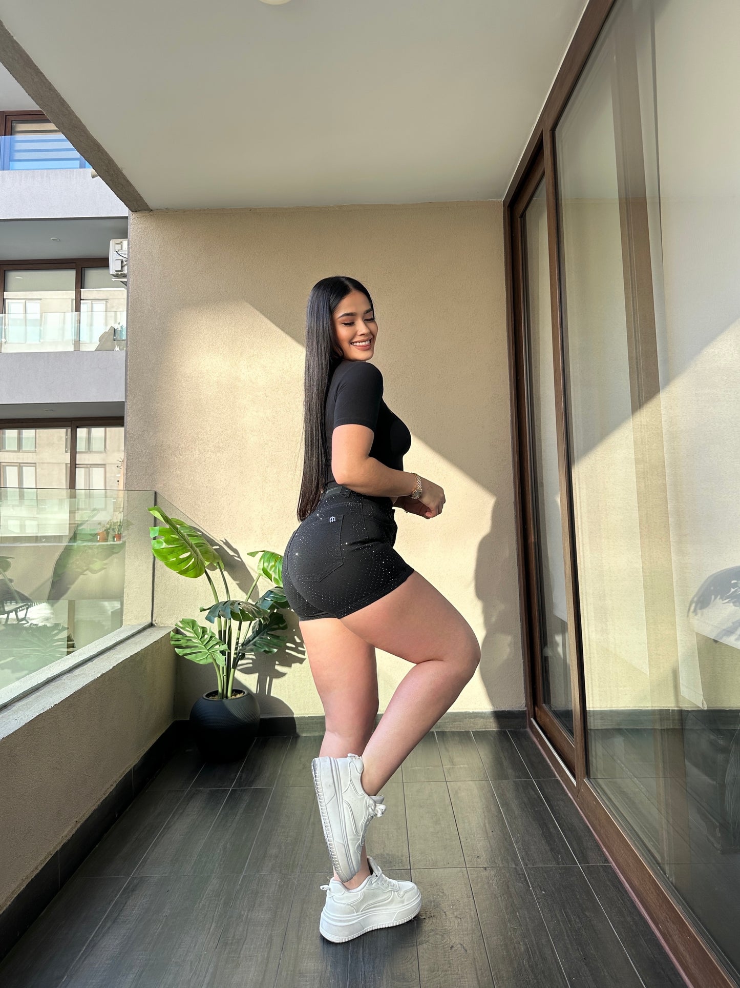 MB047-1| Flada Short Brillos Negra | Menina