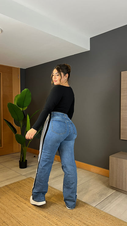 Modelo A304-2 (A7) |Jeans Wide Leg + Buzo Franja Negra | Menina
