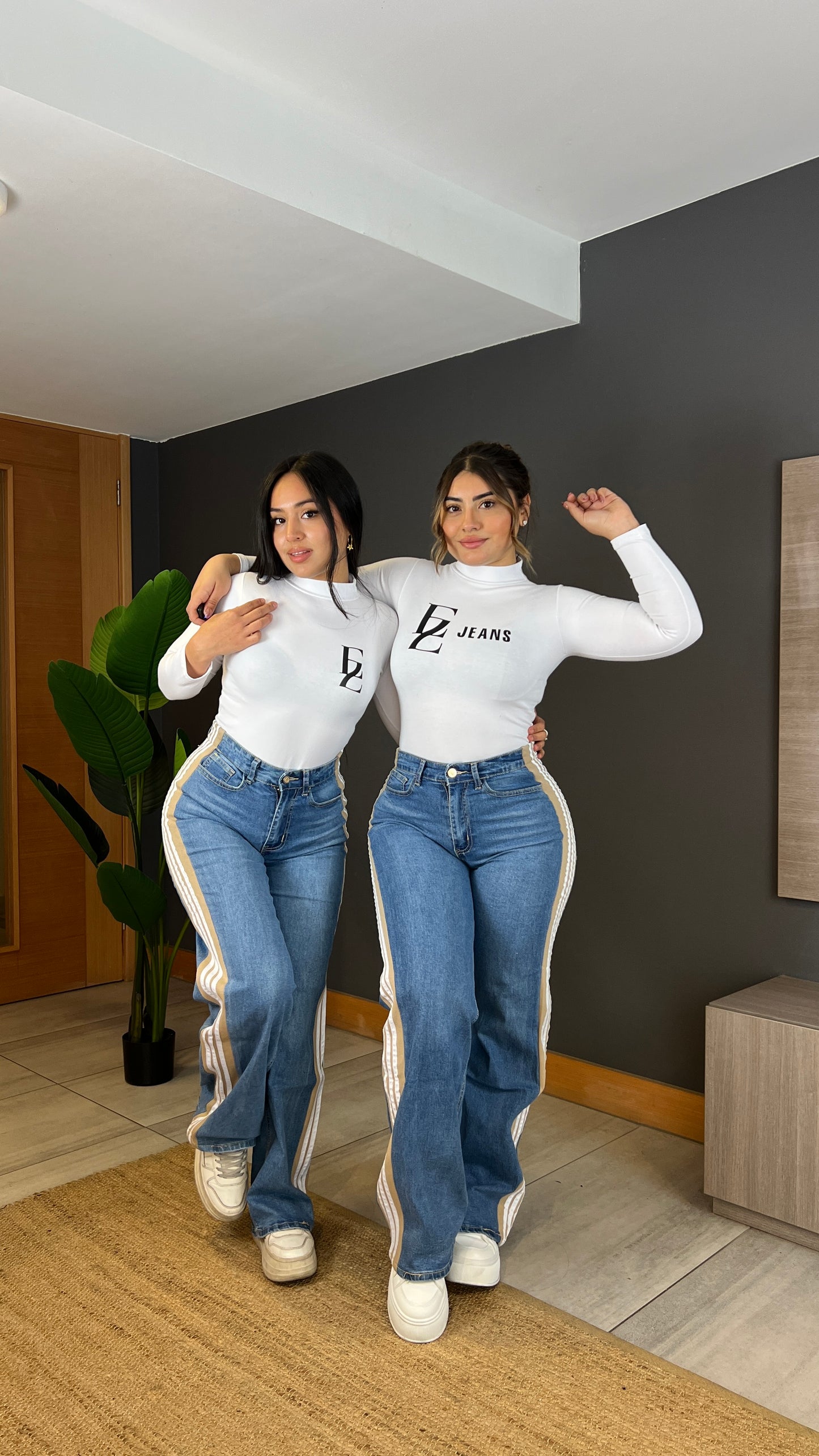 Modelo A304 (C5) |Jeans Wide Leg + Buzo Franja Beige |  Menina