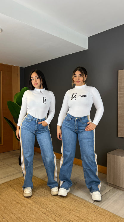 Modelo A304 (C5) |Jeans Wide Leg + Buzo Franja Beige |  Menina