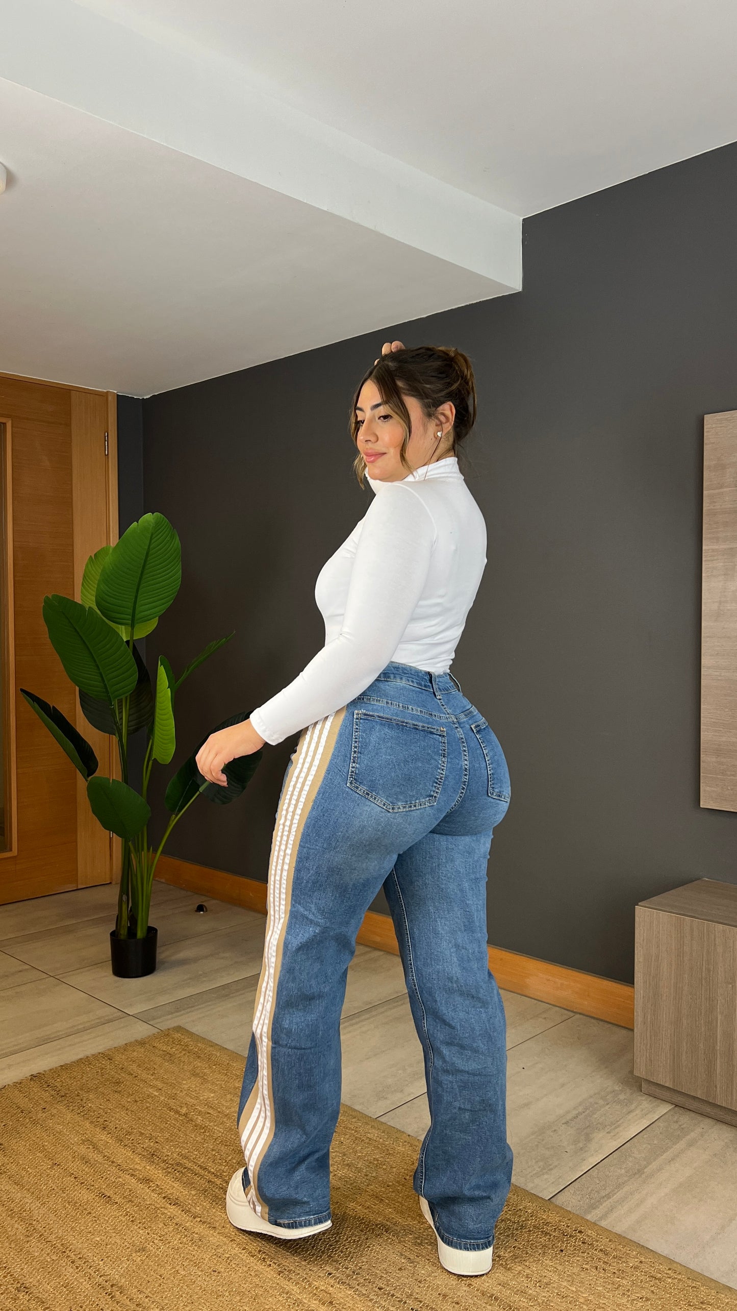 Modelo A304 (C5) |Jeans Wide Leg + Buzo Franja Beige |  Menina
