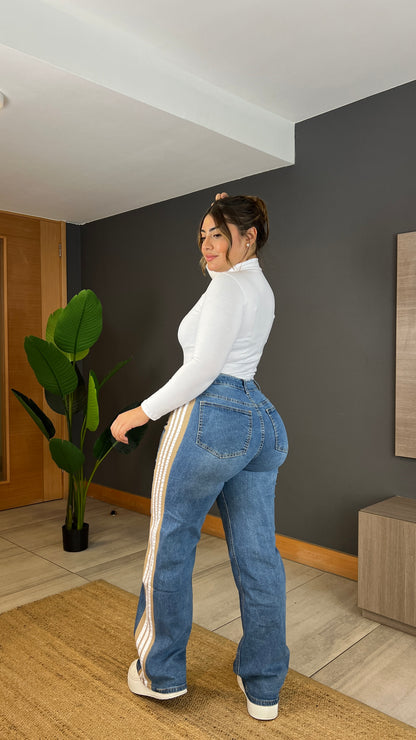 Modelo A304 (C5) |Jeans Wide Leg + Buzo Franja Beige |  Menina