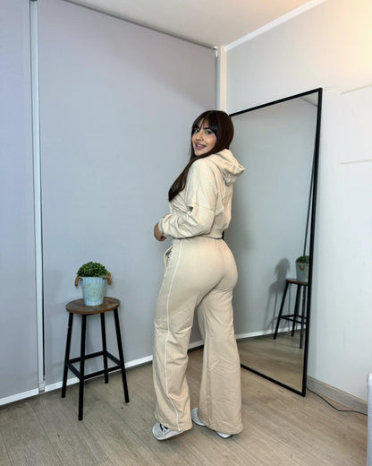 Conjunto hoodie crop y palazzo premium beige, vista trasera — Mujer ModaEZ