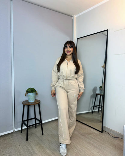 Conjunto hoodie crop y pantalón palazzo premium beige, vista frontal — Mujer ModaEZ