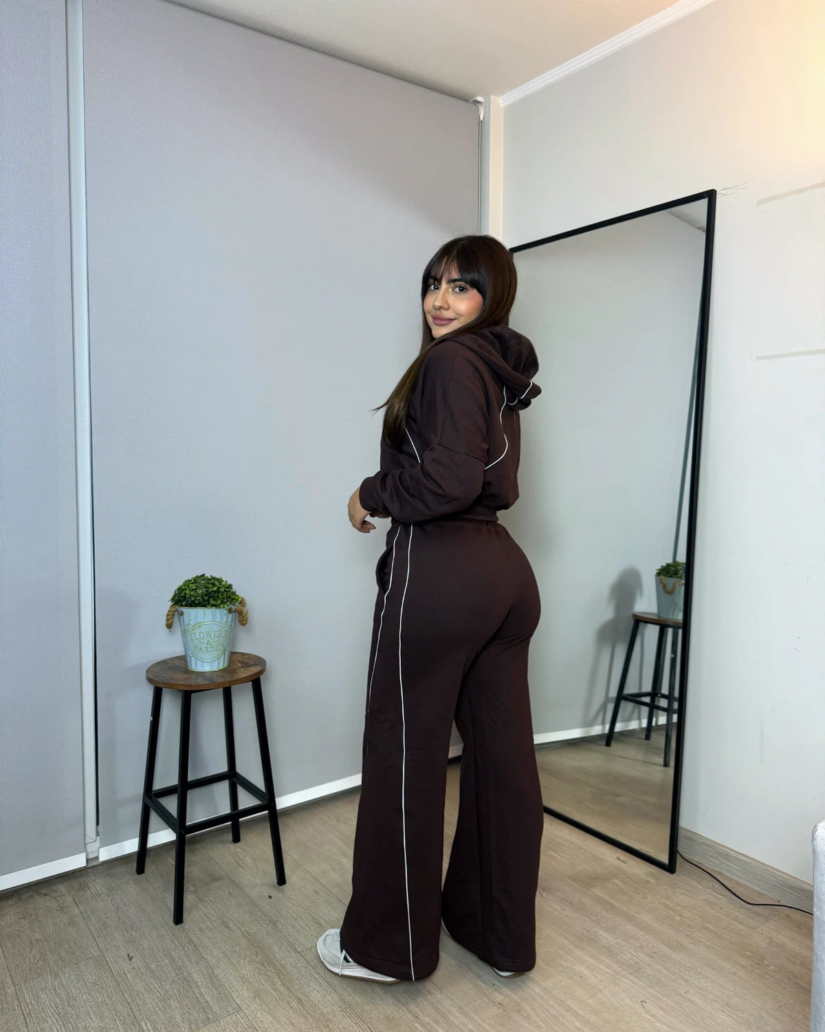 Conjunto hoodie crop y palazzo premium café oscuro, vista trasera — Mujer ModaEZ
