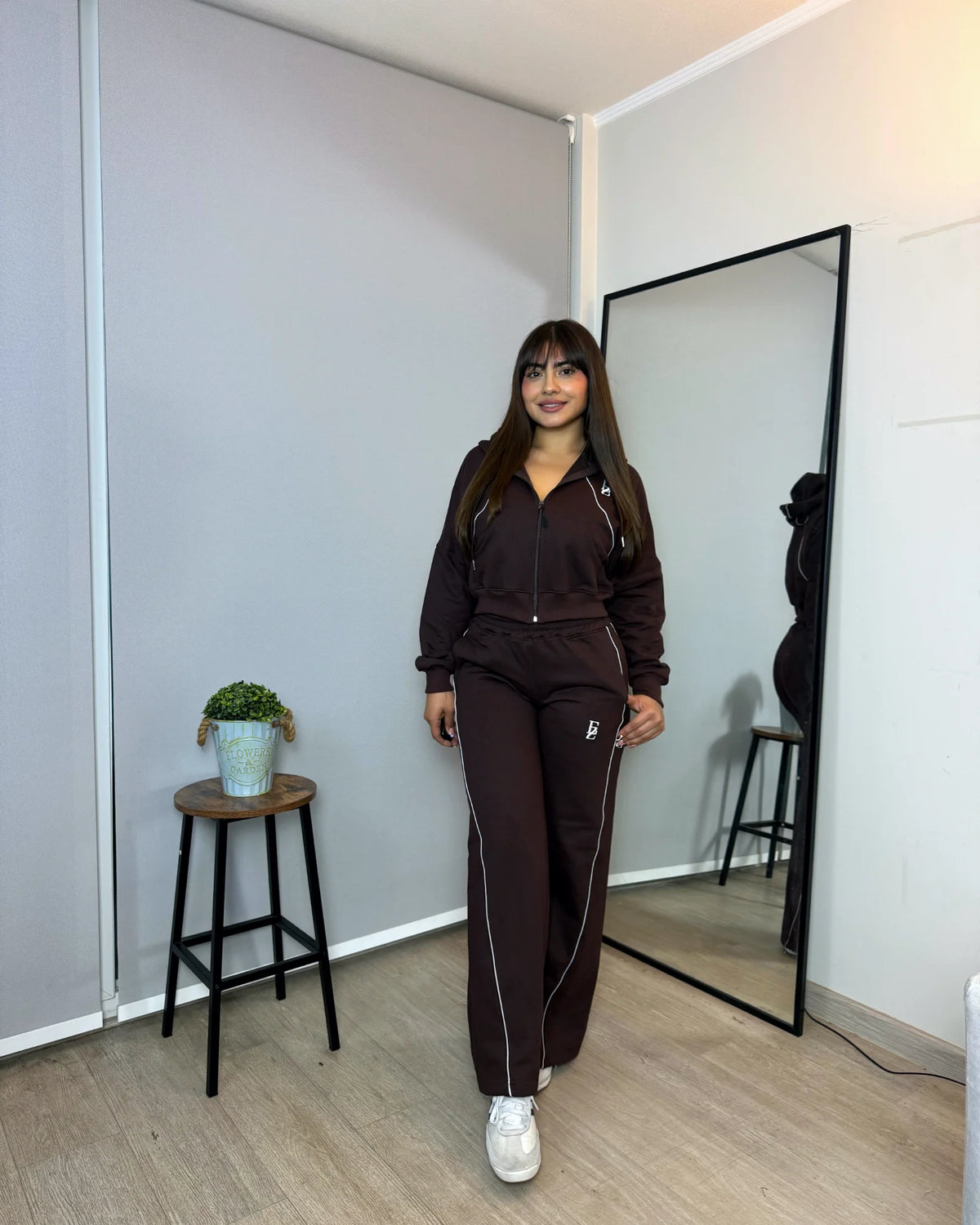 Conjunto hoodie crop y palazzo premium café oscuro, vista frontal — Mujer ModaEZ