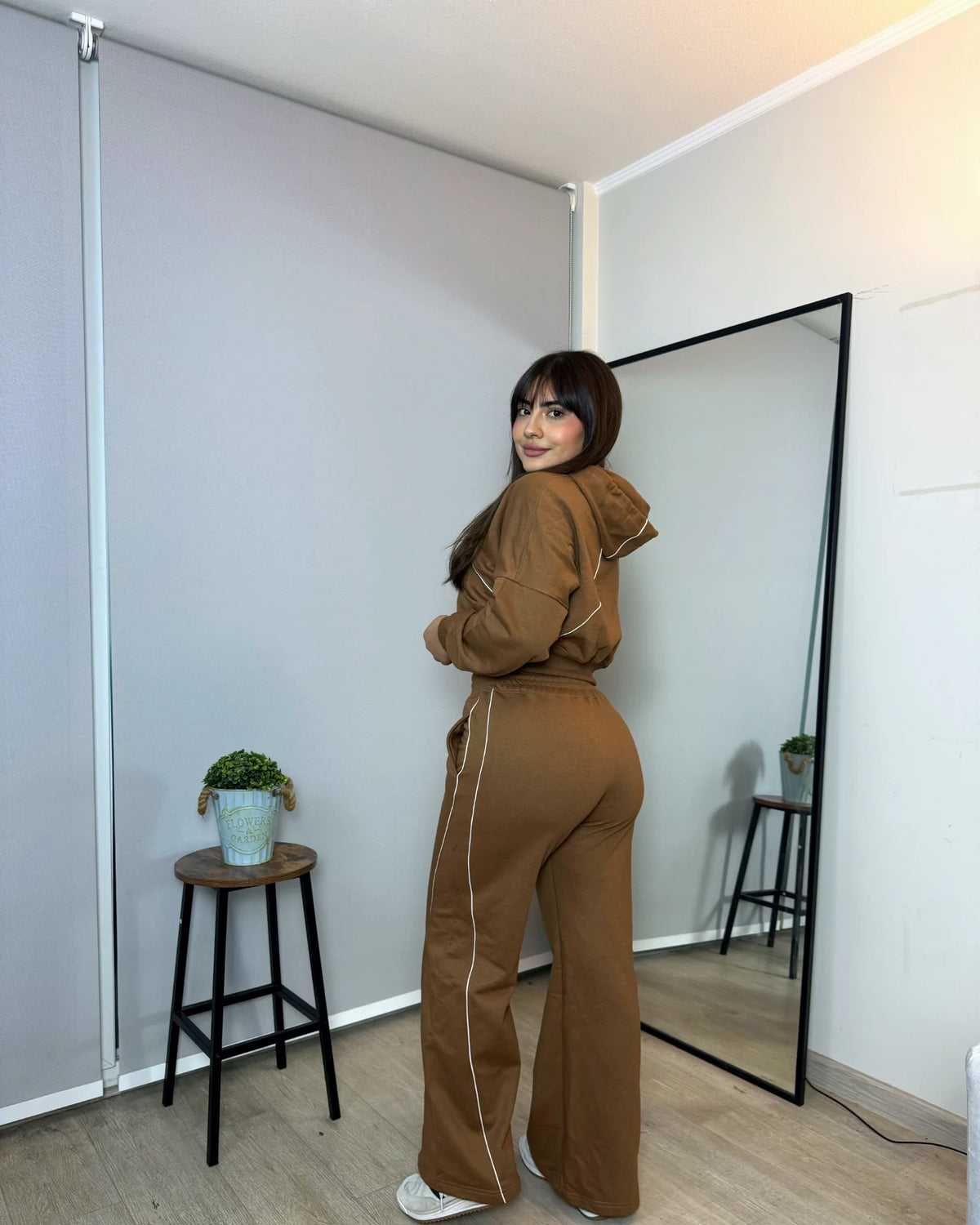 Conjunto hoodie crop y palazzo premium caramelo, vista trasera — Mujer ModaEZ