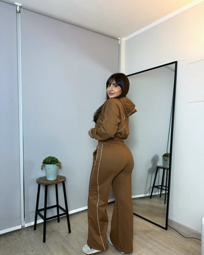 Conjunto hoodie crop y palazzo premium caramelo, vista trasera — Mujer ModaEZ
