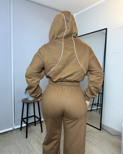Detalle del palazzo premium caramelo con piping, vista trasera de cerca — Conjunto Mujer ModaEZ