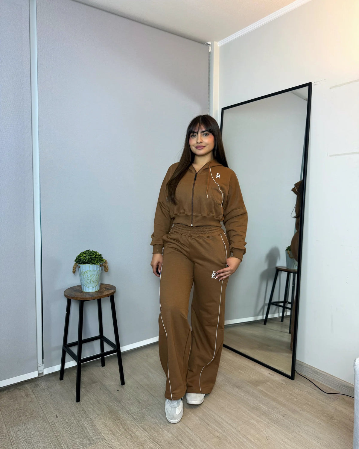 Conjunto hoodie crop y pantalón palazzo premium caramelo, vista frontal — Mujer ModaEZ