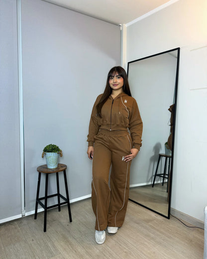 Conjunto hoodie crop y pantalón palazzo premium caramelo, vista frontal — Mujer ModaEZ