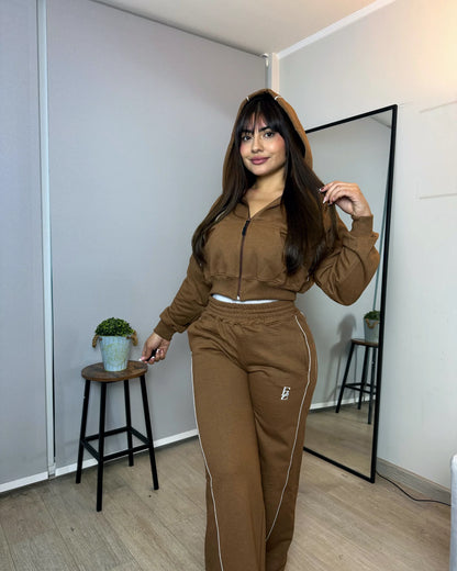 Detalle del hoodie crop con cierre, caramelo, de cerca — Conjunto Mujer ModaEZ