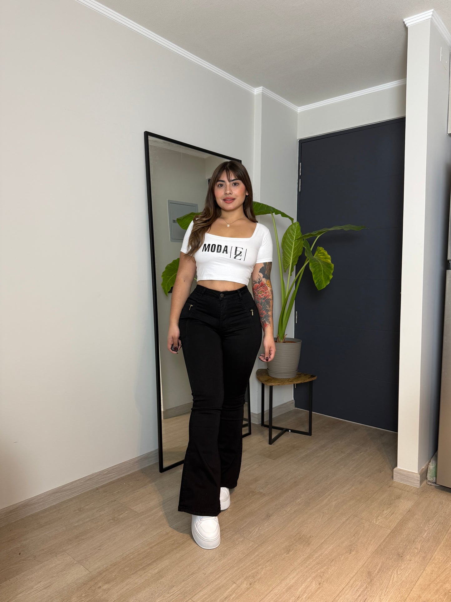 MB2060-4 (V4) | Flare Negro Cierres | Menina