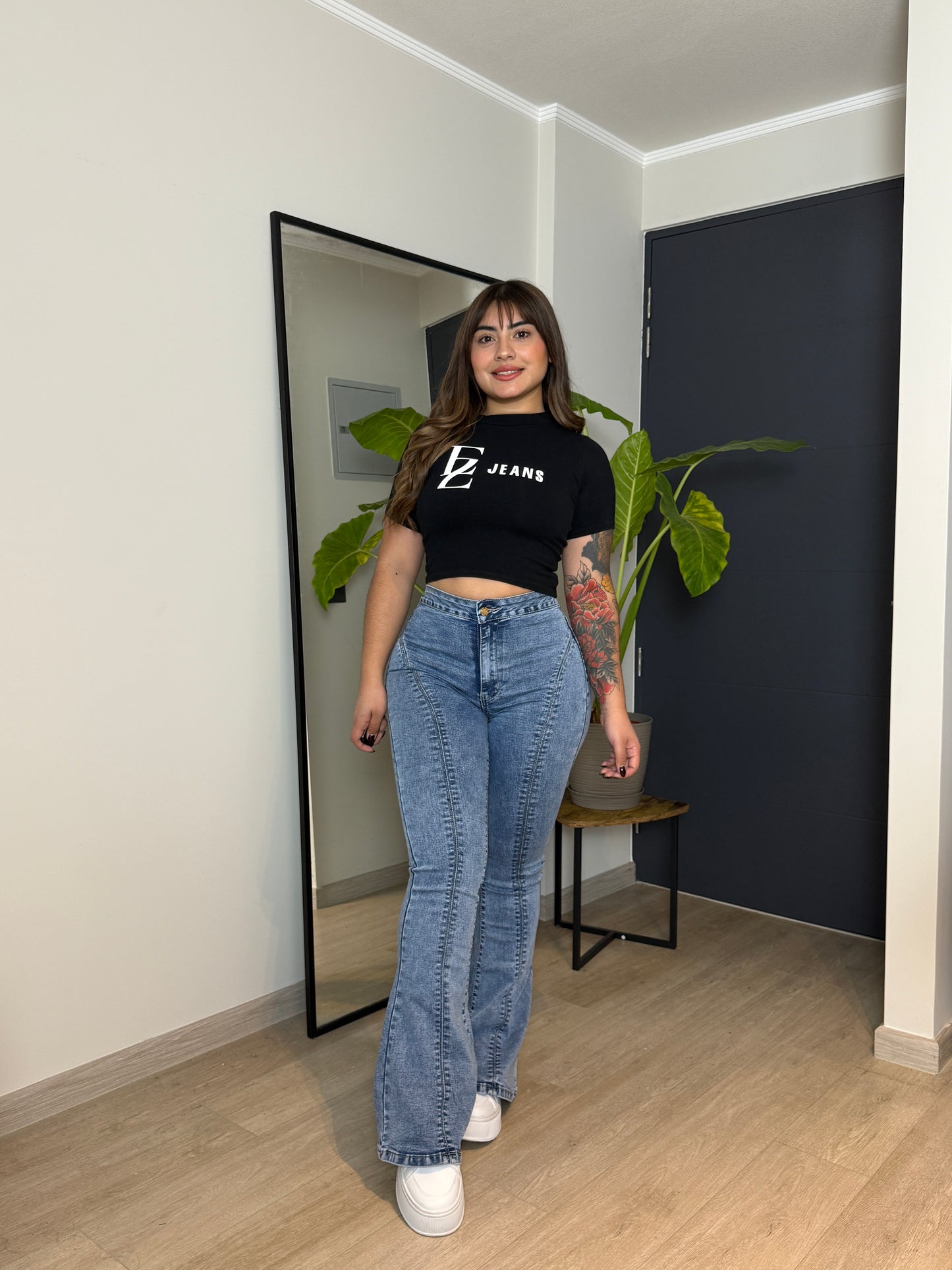 MB2063-1 (C3) | Flare Azul Jaspeado Lienal | Menina