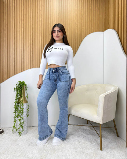 Jeans flare celeste jaspeado con bolsillo cuadrado para mujer