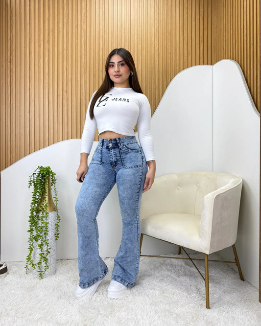 Jeans flare celeste jaspeado con bolsillo cuadrado para mujer