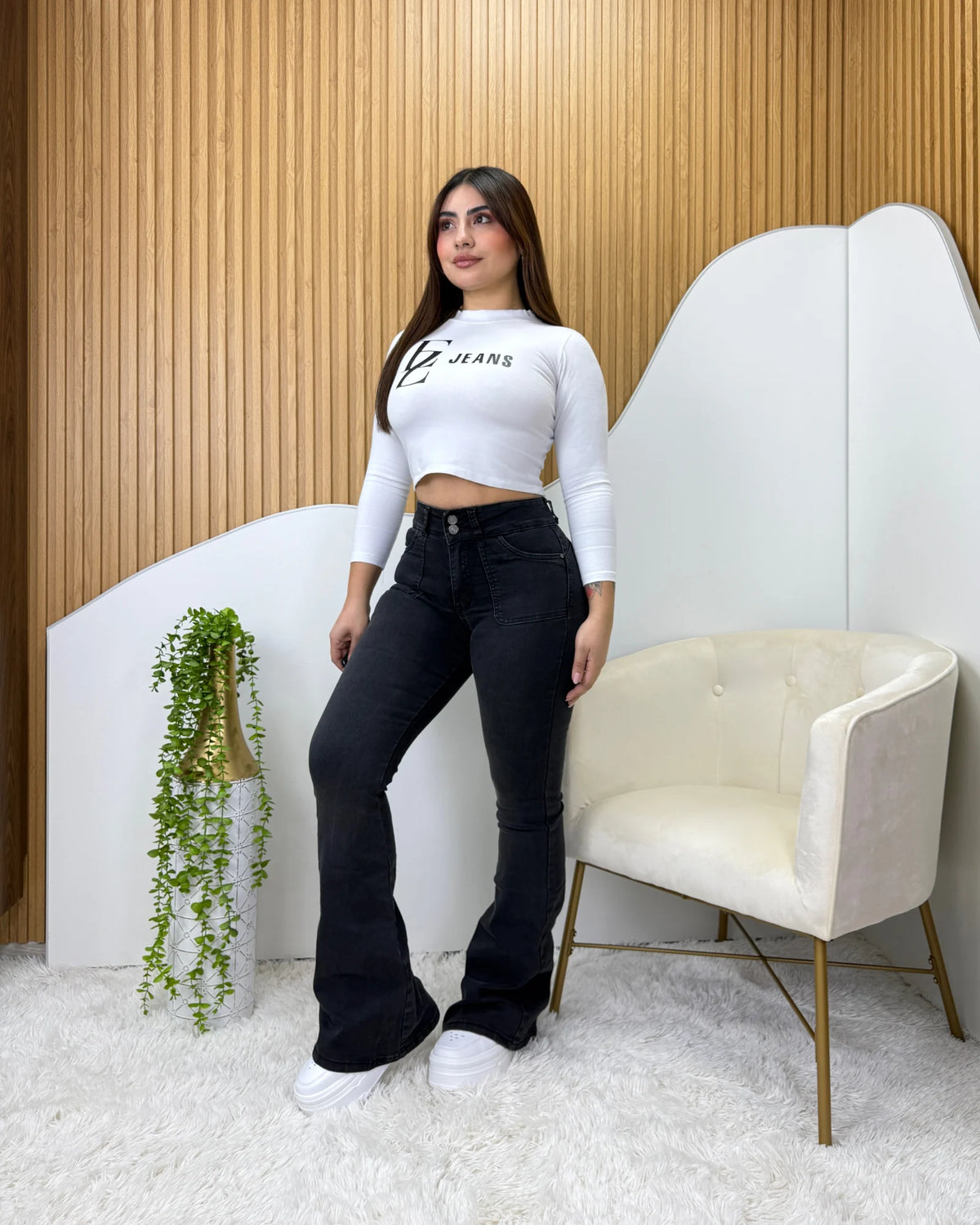 Jeans flare grafito con bolsillo cuadrado, vista trasera
