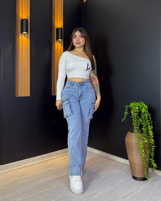 Jeans recto cargo celeste con bolsillo con tapa para mujer