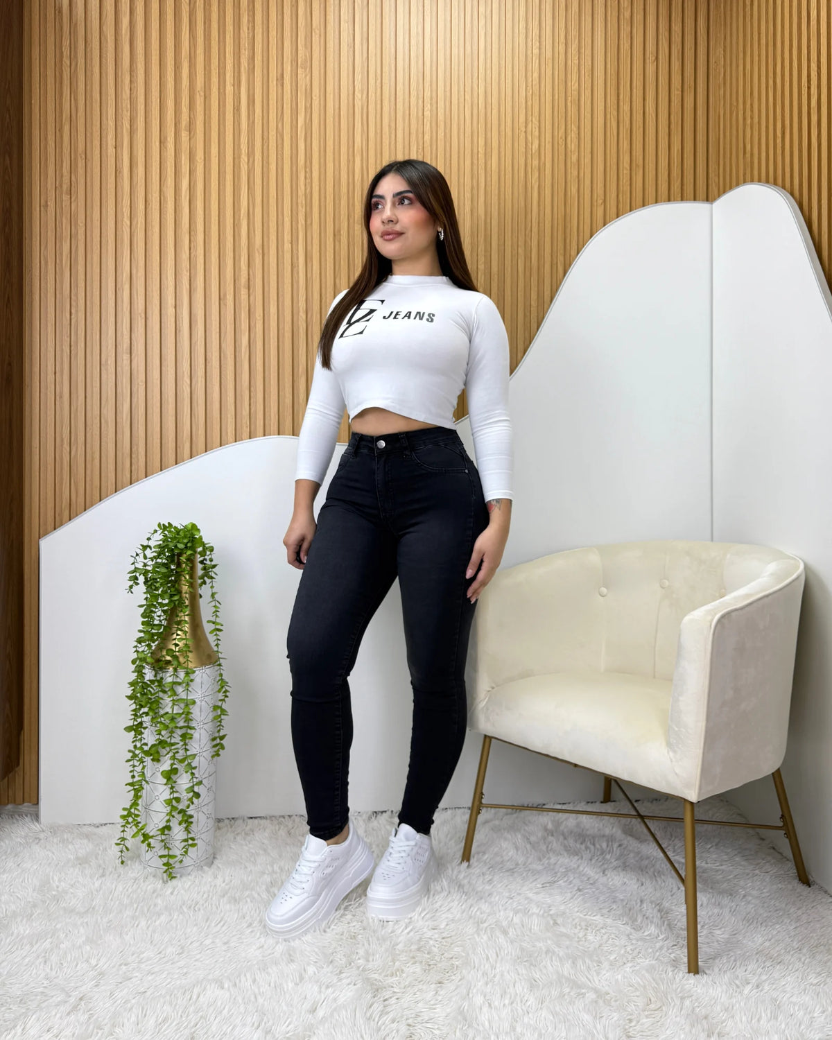 Jeans skinny negro focalizado, vista trasera