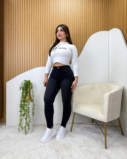 Jeans skinny negro focalizado, vista trasera