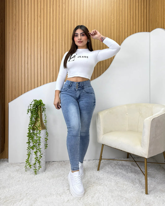 Jeans skinny celeste focalizado con 3 botones para mujer