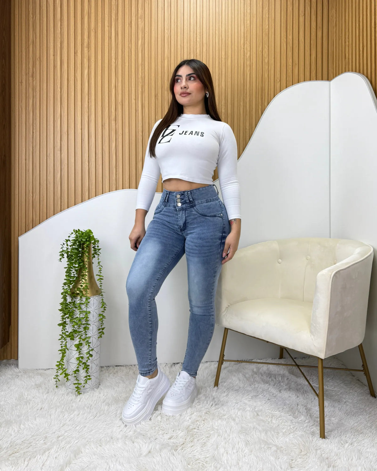 Jeans skinny celeste focalizado, vista trasera
