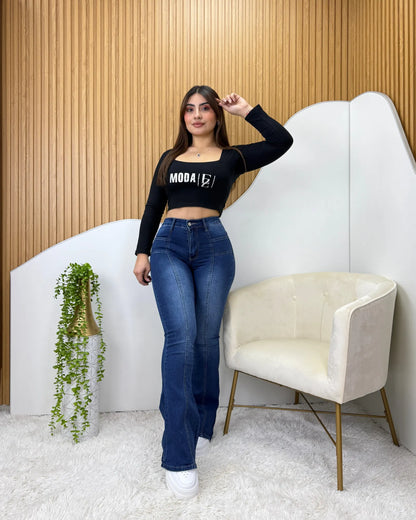 Jeans flare azul focalizado con diseño lineal para mujer