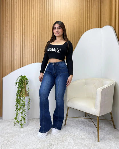 Jeans flare azul focalizado lineal, vista trasera