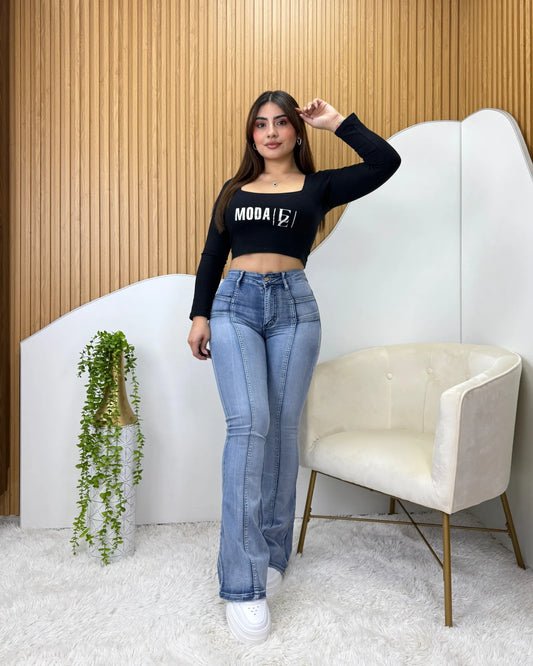 Jeans flare celeste focalizado con diseño lineal para mujer