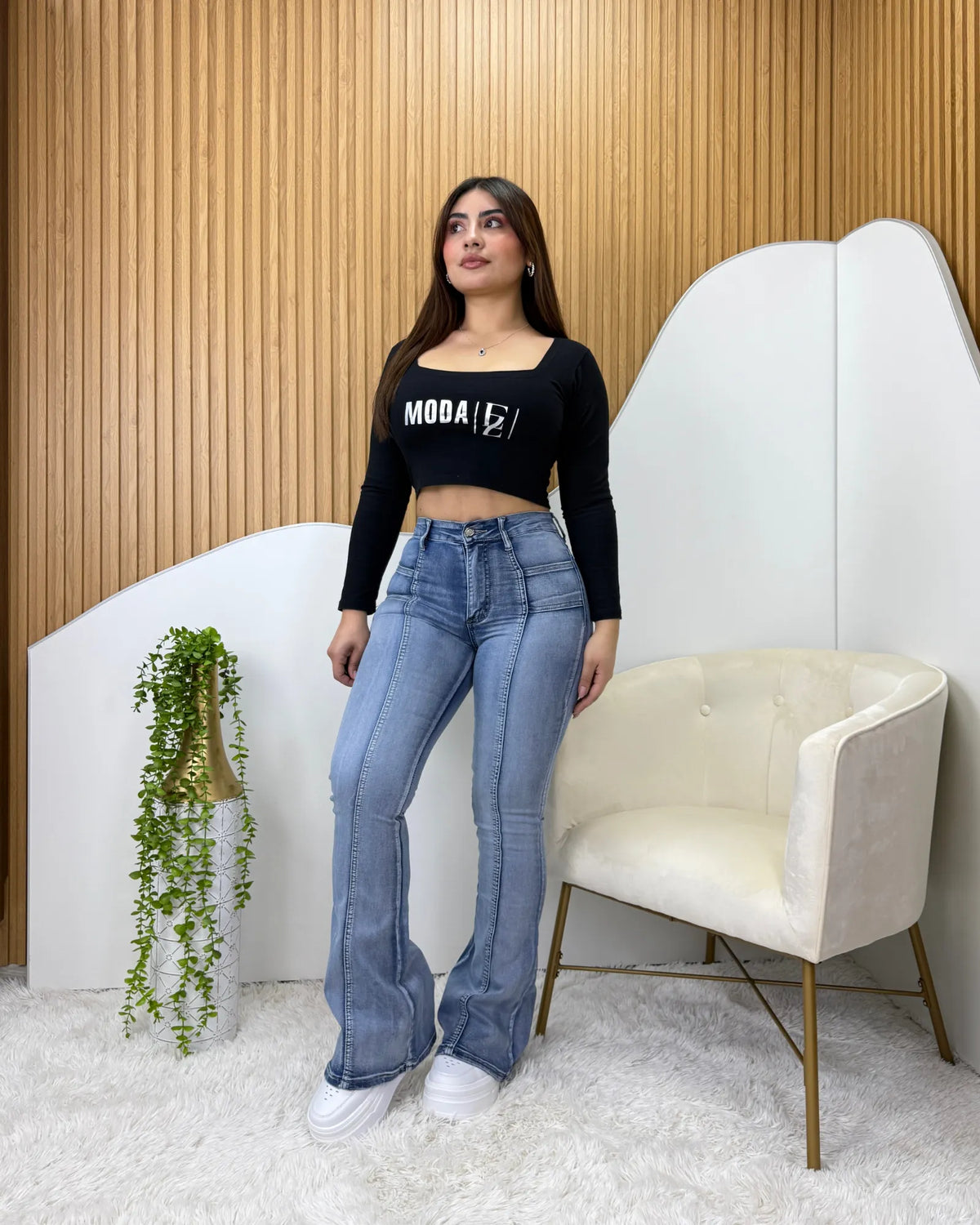 Jeans flare celeste focalizado lineal, vista lateral