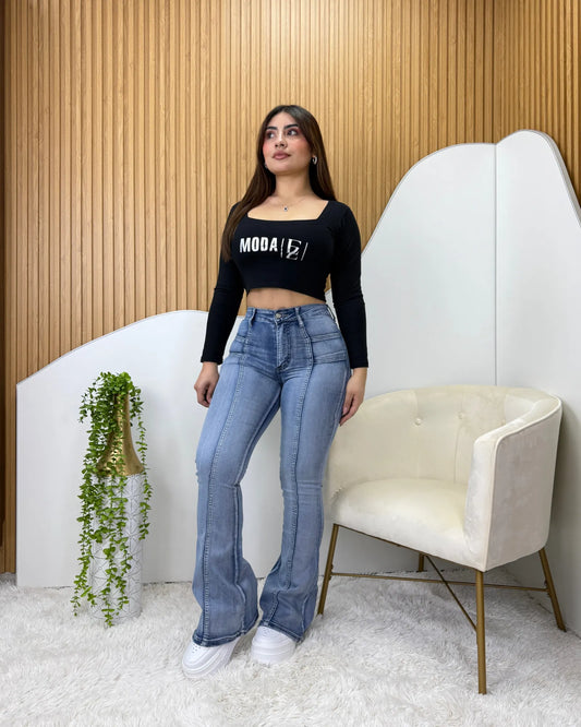 Jeans flare celeste focalizado lineal, vista lateral