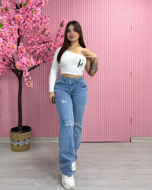 Jeans wide leg celeste destroyer con ruedo asimétrico para mujer