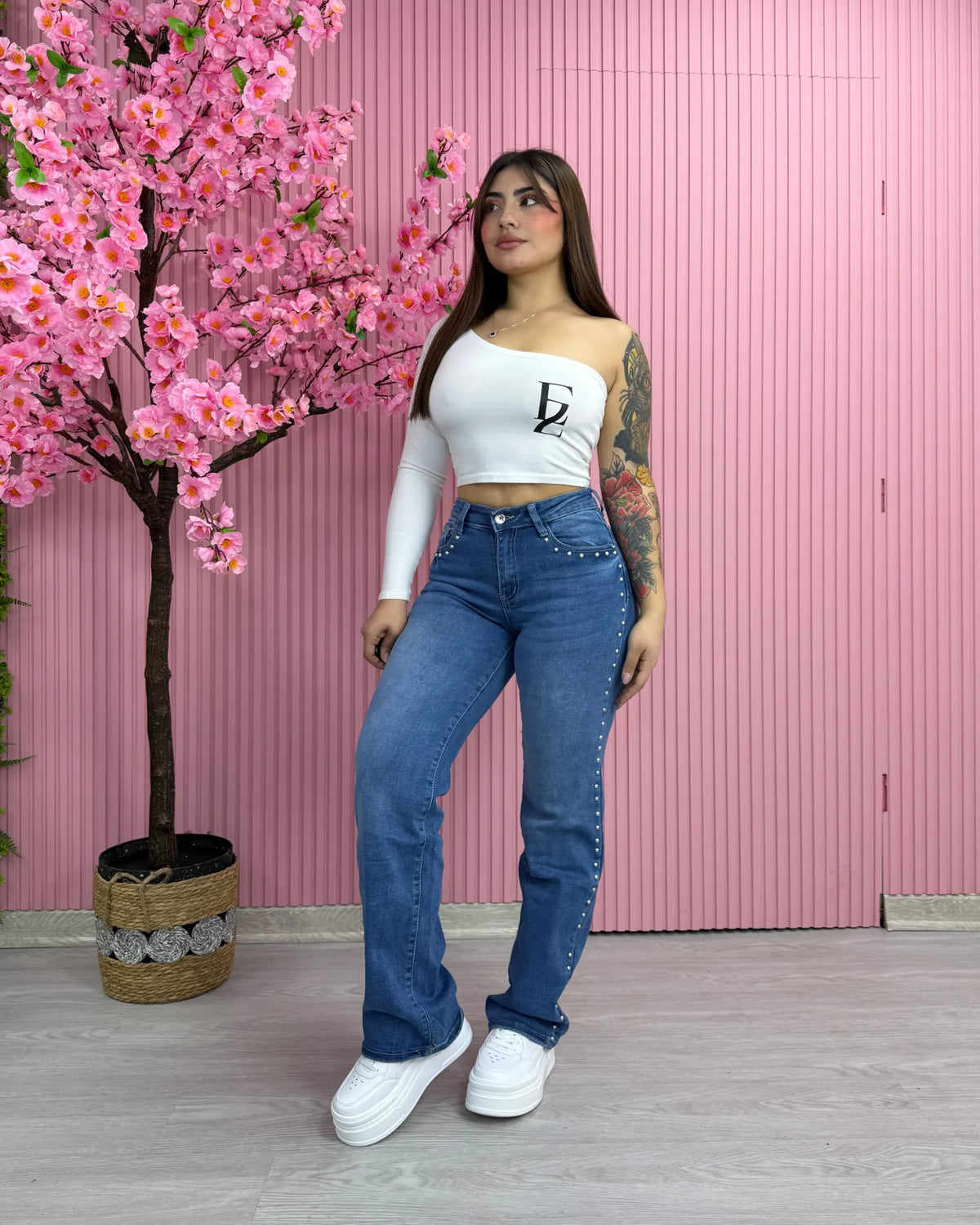 Jeans wide leg azul focalizado con tachas, vista trasera