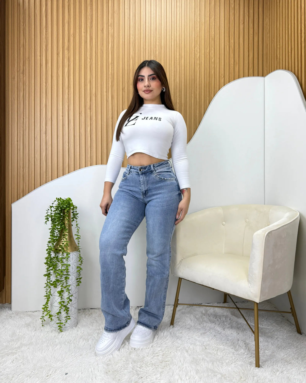 Jeans wide leg celeste con perlas, vista trasera