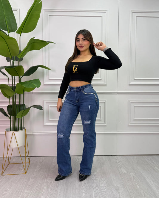 Jeans recto azul con tachas y detalle destroyer para mujer
