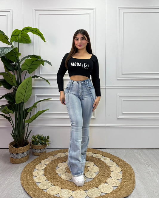 Jeans flare celeste con línea y cierre decorativo para mujer