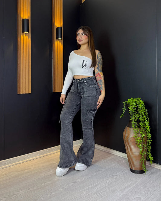 Jeans flare cargo grafito con bolsillo con tapa para mujer