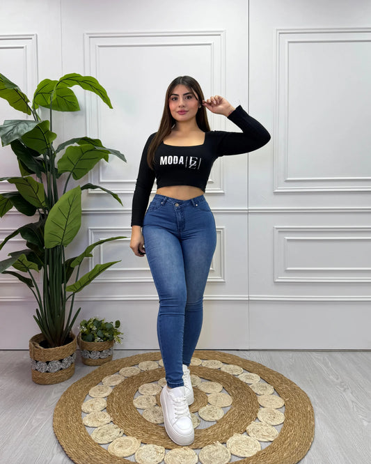 Jeans skinny azul focalizado con botón asimétrico para mujer