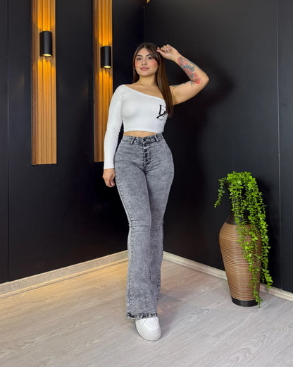 Jeans flare gris con 5 botones y bolsillo con tapa para mujer