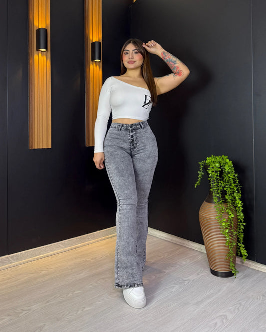 Jeans flare gris con 5 botones y bolsillo con tapa para mujer