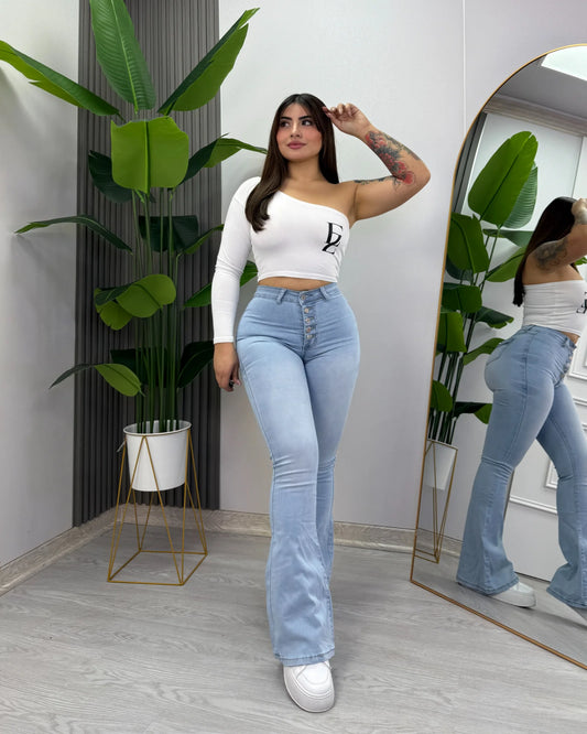 Jeans flare celeste con 5 botones y bolsillo con tapa para mujer