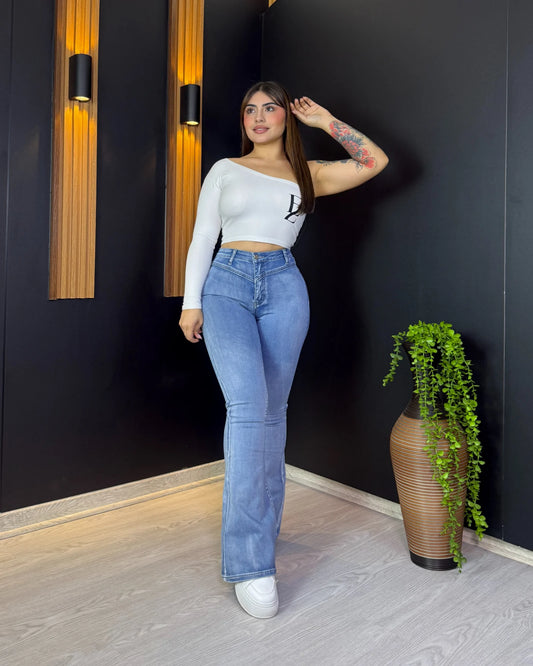 Jeans flare azul claro focalizado con bolsillo con tapa para mujer