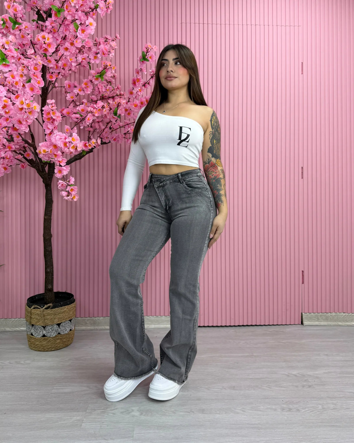 Jeans recto asimétrico gris focalizado, vista trasera