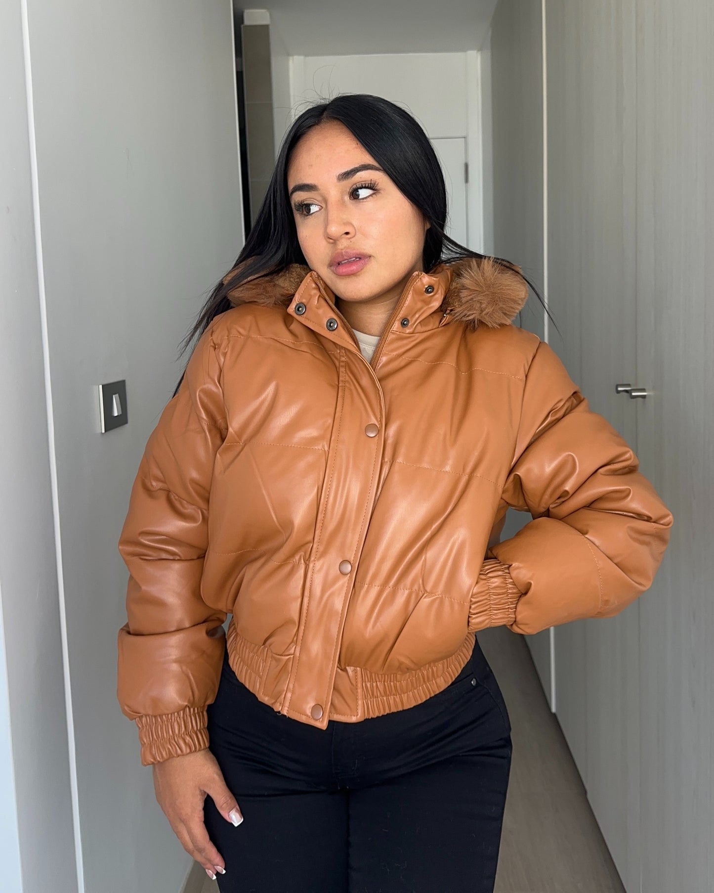 XY07 | Chaqueta Ecocuero Forrada Teddy | Moda Estroz