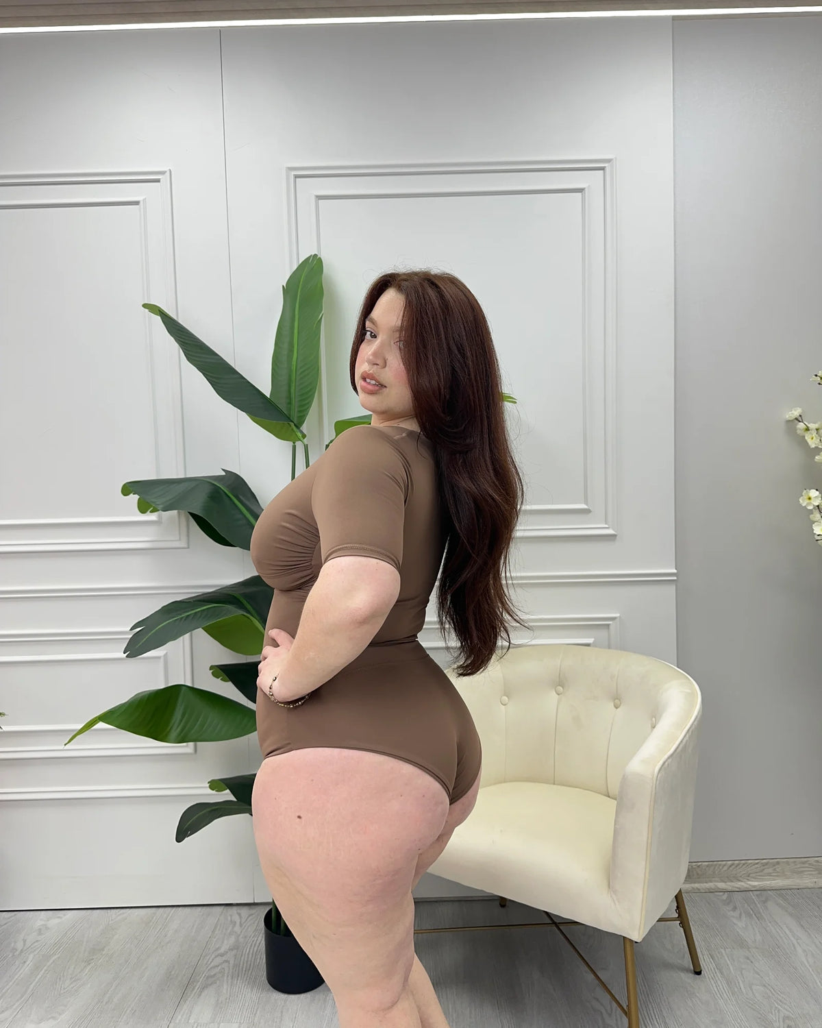 Body modelador Escote Nudo Manga Corta Café Claro, de espalda, calzón normal