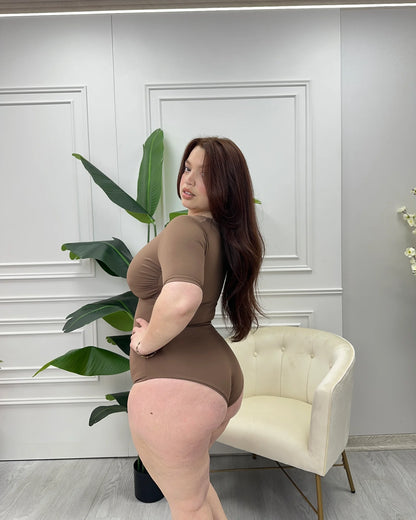 Body modelador Escote Nudo Manga Corta Café Claro, de espalda, calzón normal