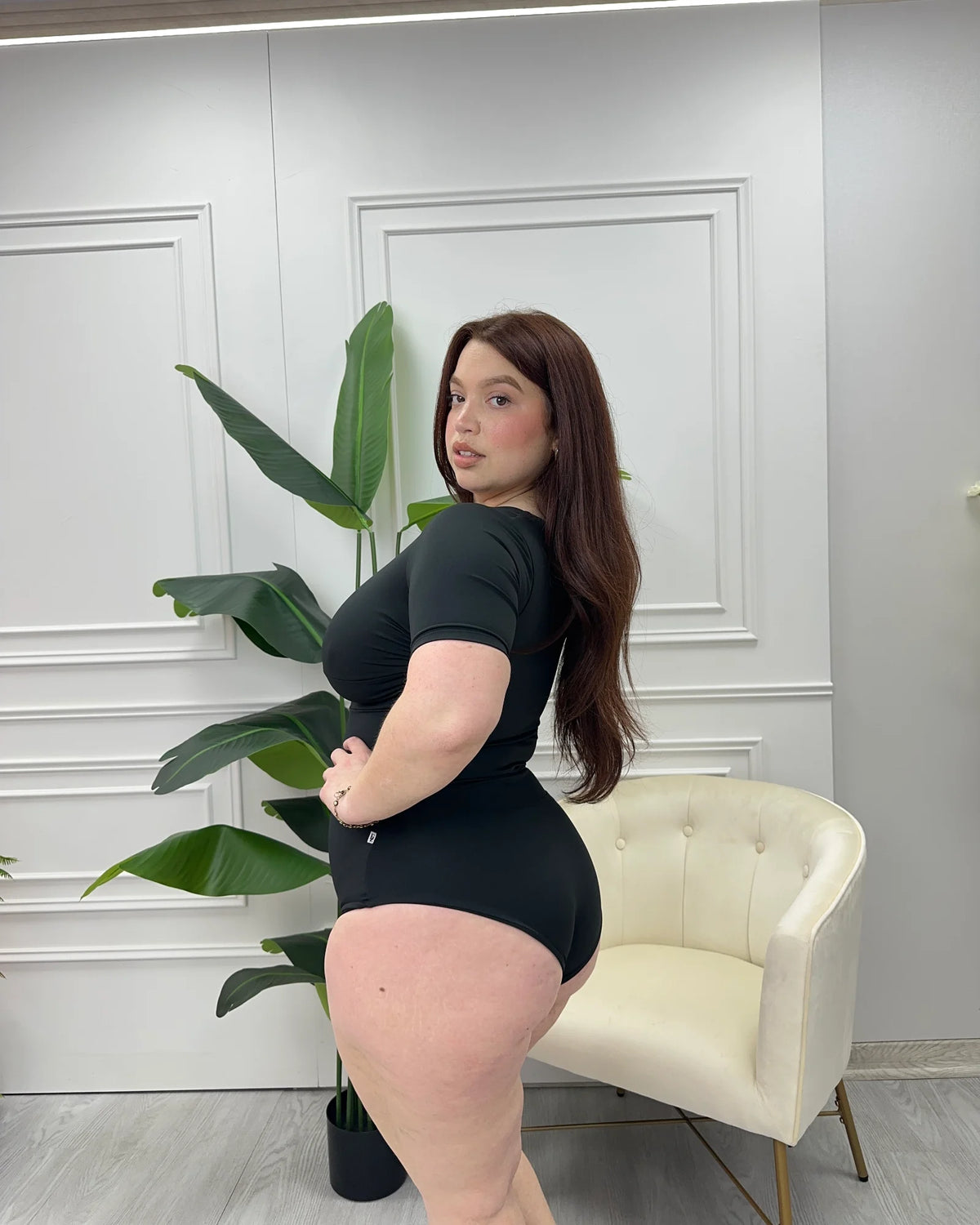 Body modelador Escote Nudo Manga Corta Negro, de espalda, calzón normal