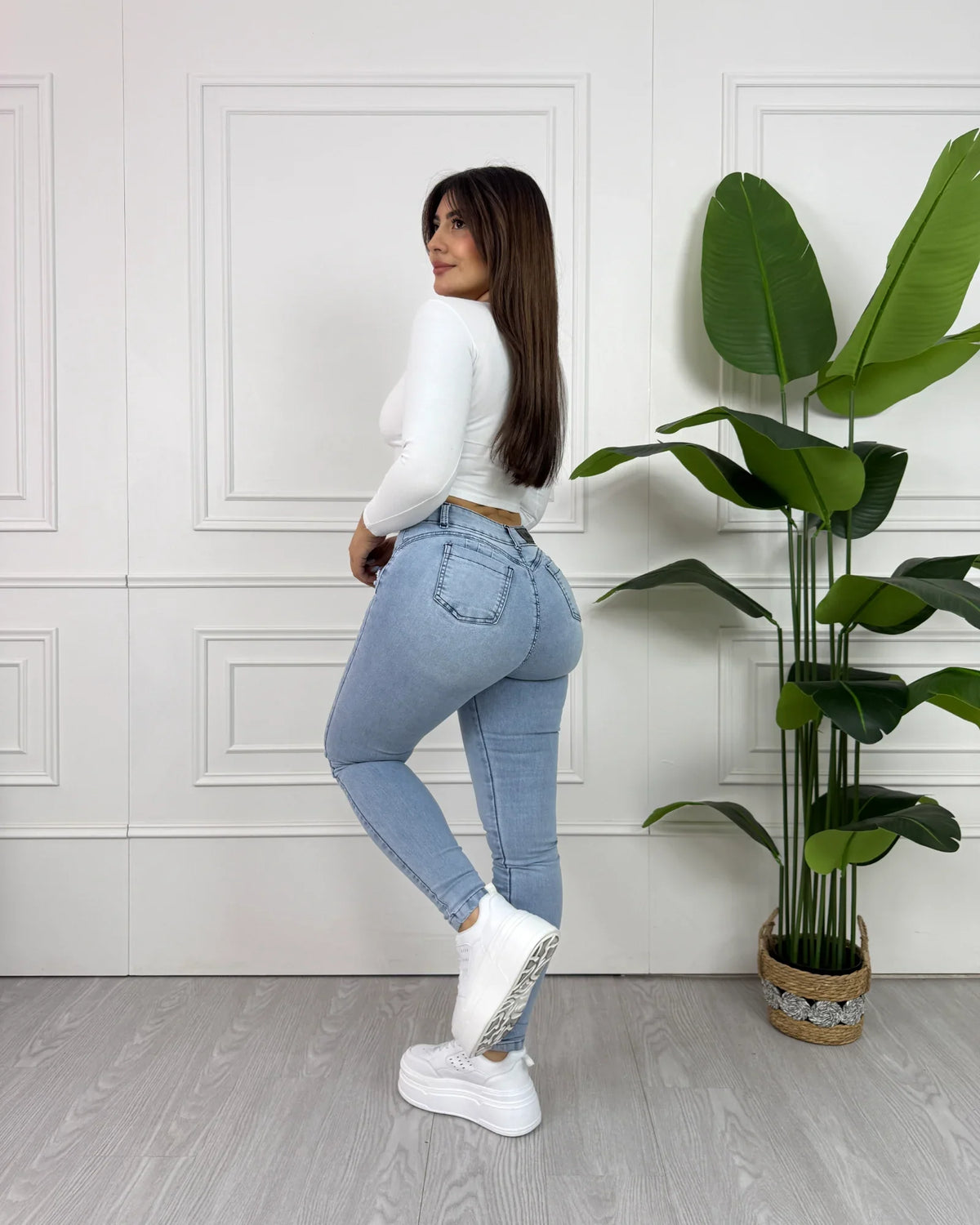 EZ2547 Skinny Nacional Celeste 4 Botones Destroyer Ultra Push Up en modelo, vista de espalda