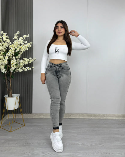EZ2548 Skinny Nacional Gris Jaspeado Ultra Push Up en modelo, vista frontal