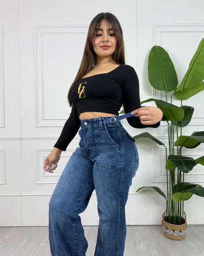 MK170 Wide Leg Azul Ajuste Cintura en modelo, detalle de la tira para ajustar la cintura